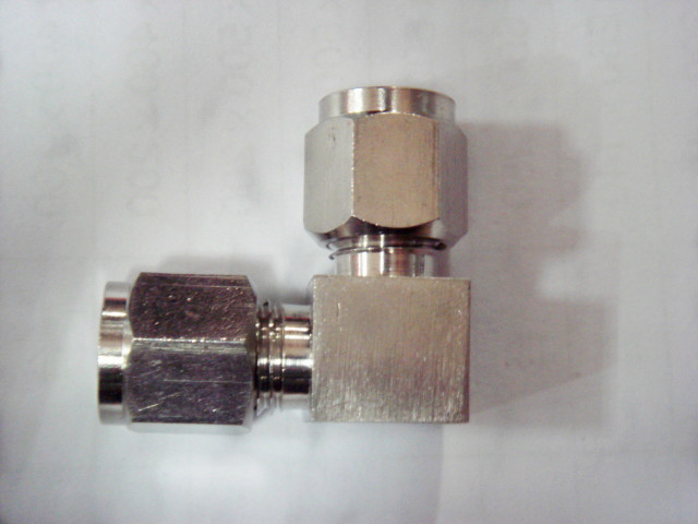 卡套彎(wan)頭中間(jian)接頭